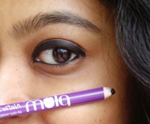 plum natur studio black kajal eyeliner swatch