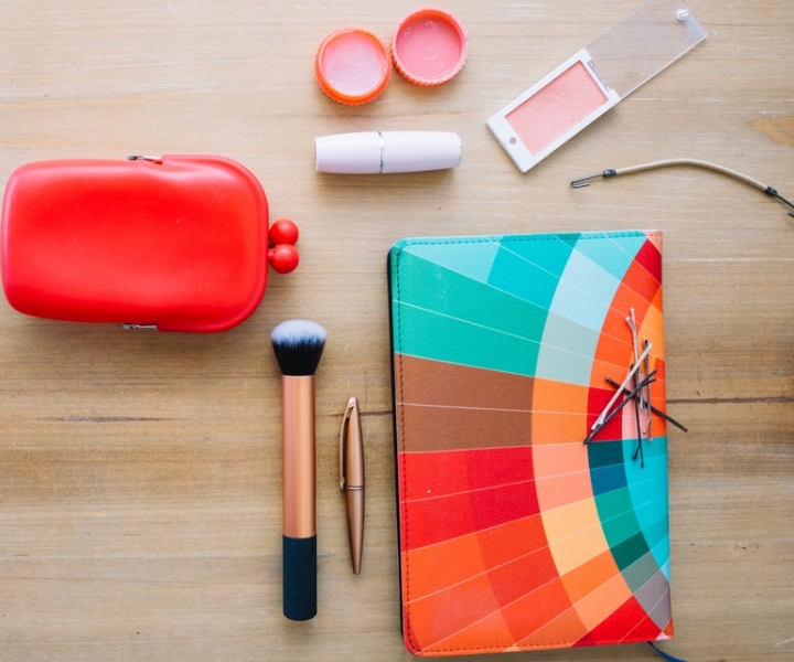 Essential Makeup Items Must be Kept in a Women Hand Bag