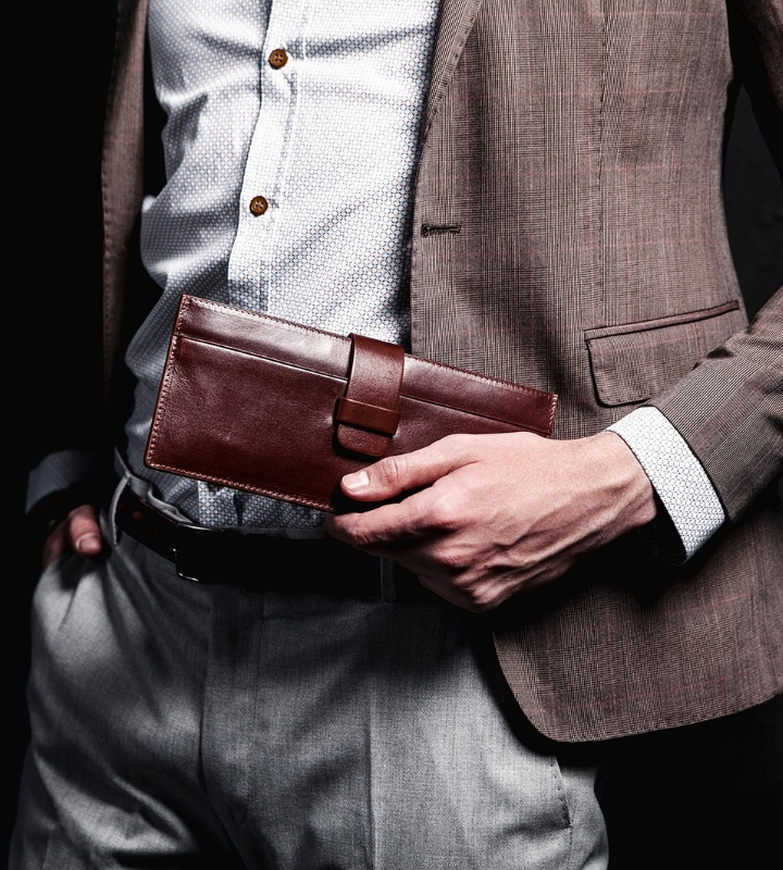 How to Maintain the Elegance of a Leather Wallet