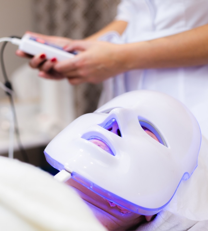 How Light Therapy Treats Acne Problems